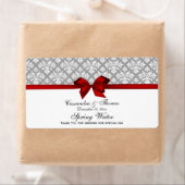 Dunkelgraues weißes Damaskochetikett mit rotem Bow (Insitu)