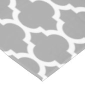 Dunkelgraues weißes marokkanisches Quatrefolienmus Tischdecke (Schrägansicht)