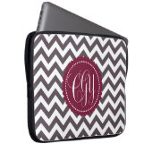 Dunkelgraues weißes Monogramm-Zickzack Muster Laptopschutzhülle (Vorne Rechts)