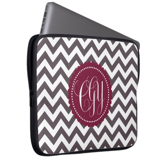 Dunkelgraues weißes Monogramm-Zickzack Muster Laptopschutzhülle (Vorne Rechts)