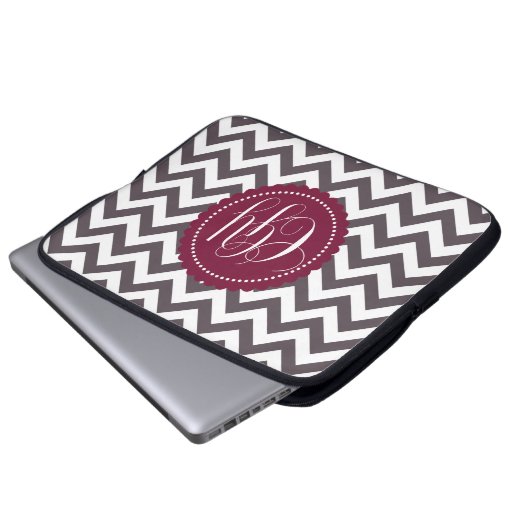 Dunkelgraues weißes Monogramm-Zickzack Muster Laptopschutzhülle (Vorne Knopf)