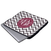 Dunkelgraues weißes Monogramm-Zickzack Muster Laptopschutzhülle (Vorne Knopf)