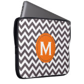 Dunkelgraues weißes Monogramm-Zickzack Muster Laptopschutzhülle (Vorne Rechts)