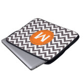 Dunkelgraues weißes Monogramm-Zickzack Muster Laptopschutzhülle (Vorne Knopf)