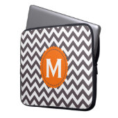 Dunkelgraues weißes Monogramm-Zickzack Muster Laptopschutzhülle (Vorderseite Links)
