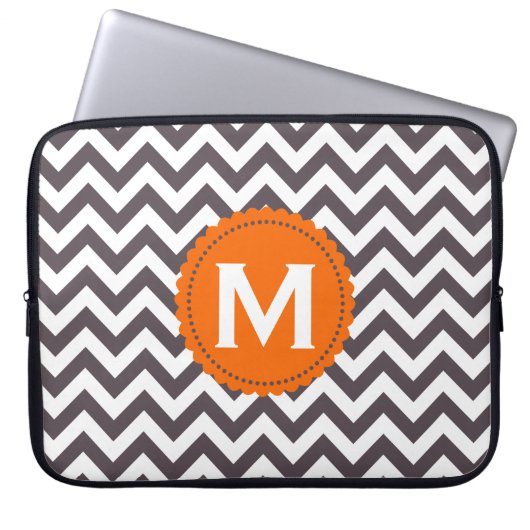 Dunkelgraues weißes Monogramm-Zickzack Muster Laptopschutzhülle (Vorderseite)