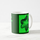 Dunkelgrün auf hellgrünen Amaryllis Kaffeetasse (VorderseiteRechts)
