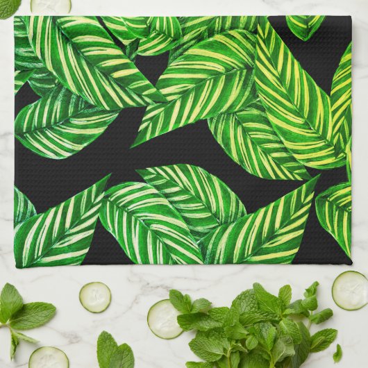 dunkelgrüne Blätter auf schwarz Geschirrtuch (Gefaltet)