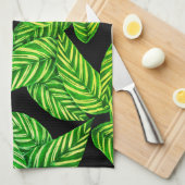 dunkelgrüne Blätter auf schwarz Geschirrtuch (Viertel Falte)