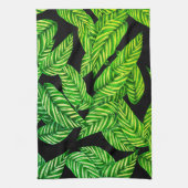 dunkelgrüne Blätter auf schwarz Geschirrtuch (Vertikal)