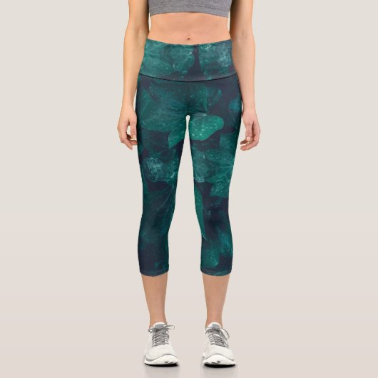 Dunkelgrüne Efeu Blätter Wasser fällt Capri Leggings (Vorderseite)
