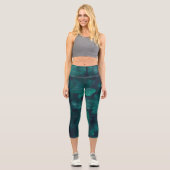 Dunkelgrüne Efeu Blätter Wasser fällt Capri Leggings (Vorderseite)
