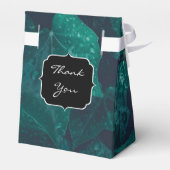 Dunkelgrüne Efeu-Blätter Wasser fällt Monogramm Geschenkschachtel (Rückseite)