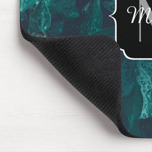 Dunkelgrüne Efeu-Blätter Wasser fällt Monogramm Mousepad (Ecke)