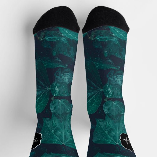 Dunkelgrüne Efeu-Blätter Wasser fällt Monogramm Socken (Oben)