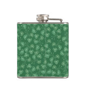 Dunkelgrüne Kleeblätter Ditsy-Muster Hiflask Flachmann (Rückseite)
