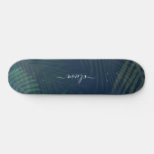 Dunkelgrüne Palmen Blätter Muster Skateboard (Horizontal)