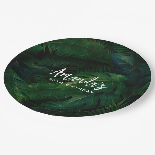 Dunkelgrüne tropische Blätter Muster Geburtstag Pappteller (Schrägansicht)