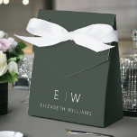 Dunkelgrüner moderner Minimalistischer Monogrammna Geschenkschachtel<br><div class="desc">Stärken Sie sich mit unserer Classic Elegant Modern Minimalistisch Monogram Fevor Box. Diese sorgfältig gestalteten Gaumenkästen verbinden zeitlose Eleganz mit zeitgenössischem Minimalismus und machen sie zu einer stilvollen und unvergesslichen Ergänzung Ihres Festes. Diese mit Präzision und Liebe zum Detail gefertigten Gefälligkeitsboxen sind mehr als nur Behälter; sie sind personalisierte Aussagen...</div>