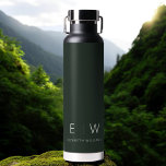 Dunkelgrünes Elegant Moderner Minimalistischer Mon Trinkflasche<br><div class="desc">Erhöhen Sie Ihre Hydratationsroutine mit unserer klassischen Elegant Moderne Minimalistische Monogram Black Water Flasche. Die sorgfältig gestaltete Wasserflasche vereint zeitlose Eleganz mit zeitgemäßem Minimalismus und ist somit ein stilvolles und funktionales Accessoire für Ihren Alltag. Diese Wasserflasche ist mit Präzision und Liebe zum Detail gefertigt und ist mehr als nur ein...</div>