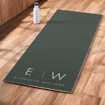 Dunkelgrünes Elegant Moderner Minimalistischer Mon Yogamatte<br><div class="desc">Erhöhen Sie Ihre Yogapraxis mit unserer klassischen Elegant Moderne Minimalistische Monogram Yoga Mat. Diese sorgfältig entworfene Matte verbindet zeitlose Eleganz mit zeitgemäßem Minimalismus und schafft so einen ruhigen Raum für Geist und Körper. Diese Yogamat, die mit Präzision und Liebe zum Detail gestaltet wurde, ist mehr als nur ein praktisches Accessoire;...</div>