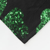 Dunkelgrünes funkelnd Kleeblatt auf schwarz Fleecedecke (Ecke)