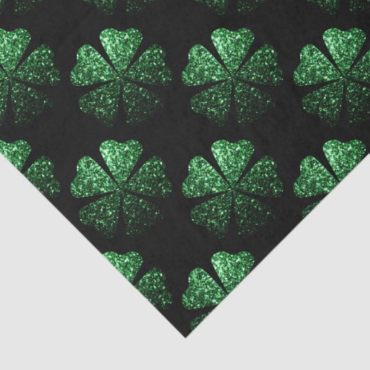Dunkelgrünes funkelnd Kleeblatt auf schwarz Seidenpapier (Ausschnitt)