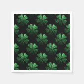 Dunkelgrünes funkelnd Kleeblatt auf schwarz Serviette (Vorderseite)