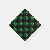 Dunkelgrünes funkelnd Kleeblatt auf schwarz Serviette (Ecke)