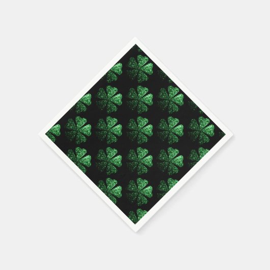 Dunkelgrünes funkelnd Kleeblatt auf schwarz Serviette (Ecke)