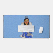 Dunkelhaariger Engel mit Angel Cat auf Cloud Blue Schreibtischunterlage (Tastatur & Maus)