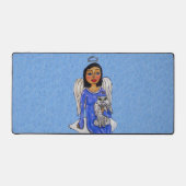 Dunkelhaariger Engel mit Angel Cat auf Cloud Blue Schreibtischunterlage (Vorderseite)