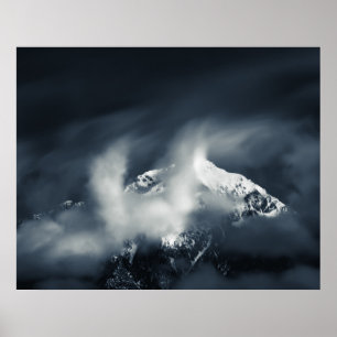 Dunkelheit und Chaos über dem Berg Poster