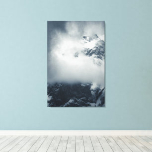Dunkelheit und geheimnisvolle Wolken über dem Berg Leinwanddruck