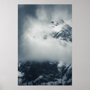 Dunkelheit und geheimnisvolle Wolken über dem Berg Poster