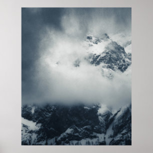 Dunkelheit und geheimnisvolle Wolken über dem Berg Poster