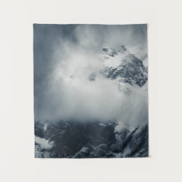 Dunkelheit und geheimnisvolle Wolken über dem Berg Wandteppich