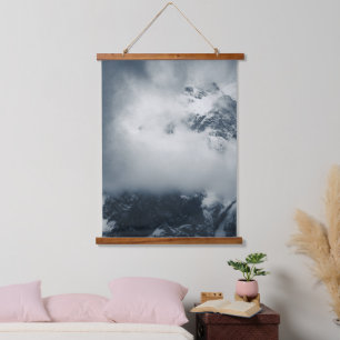 Dunkelheit und geheimnisvolle Wolken über dem Berg Wandteppich Mit Holzrahmen