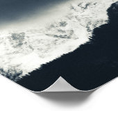 Dunkelheit und Licht auf schneebedeckte Berge Poster (Ecke)