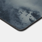 Dunkelheit und Licht auf schneebedeckte Berge Schreibtischunterlage (Ecke)