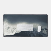 Dunkelheit und Licht auf schneebedeckte Berge Schreibtischunterlage (Tastatur & Maus)