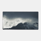 Dunkelheit und Licht auf schneebedeckte Berge Schreibtischunterlage (Vorderseite)