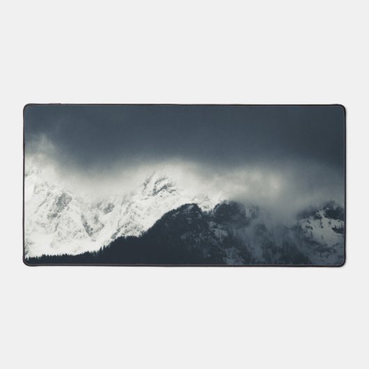 Dunkelheit und Licht auf schneebedeckte Berge Schreibtischunterlage (Vorderseite)