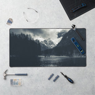 Dunkelheit und Regen in Zgornje Jezersko, Slowenie Schreibtischunterlage