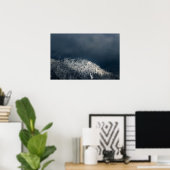 Dunkelheit und Sonne über schneebedeckten Fichtenw Poster (Heimbüro)