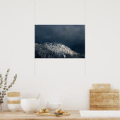 Dunkelheit und Sonne über schneebedeckten Fichtenw Poster (Küche)