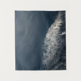 Dunkelheit und Sonne über schneebedeckten Fichtenw Wandteppich