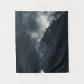 Dunkelheit und stürmische Wolken über den Bergen Wandteppich (Vorderseite)