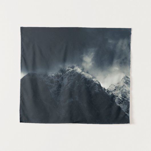 Dunkelheit und stürmische Wolken über den Bergen Wandteppich (Vorderseite (Horizontal))