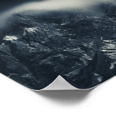 Dunkelheit und weiße Wolken über den Bergen Poster (Ecke)